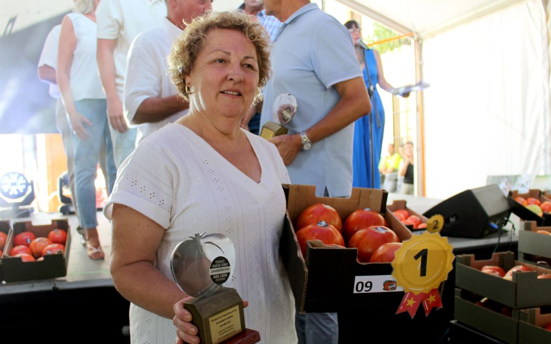 Pepe Cobos del Pimpi se lleva el mejor tomate Huevo Toro de la temporada por 6000 euros