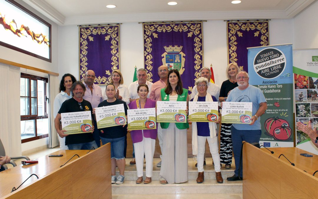 Asociaciones de Coín reciben fondos solidarios de la subasta Tomate Huevo Toro