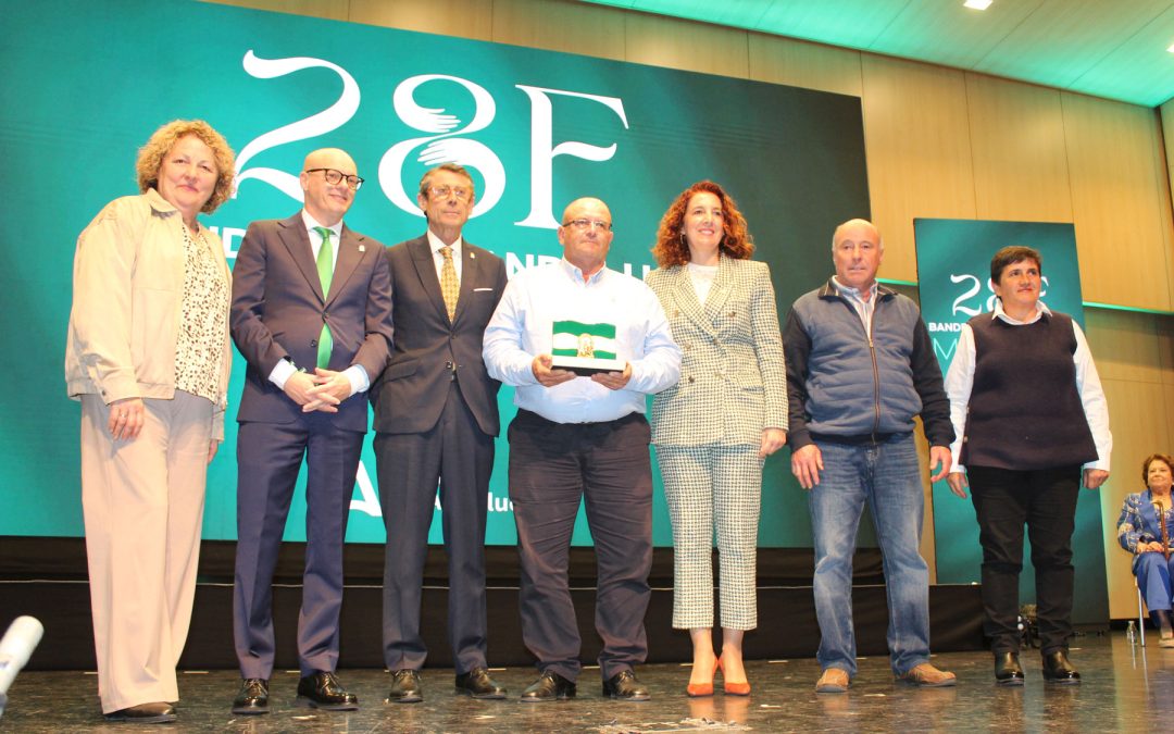 La Asociación Tomate Huevo Toro recibe la Bandera de Andalucía al Mérito Medioambiental